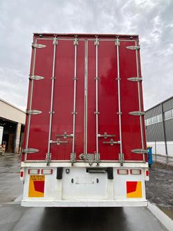 2018 Krueger 24P Straight Curtain Sider Red