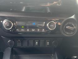 2017 Toyota
Hilux SR5