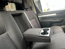 2017 Toyota
Hilux SR5