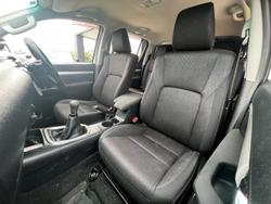 2017 Toyota
Hilux SR5