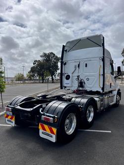 2024 Freightliner Cascadia 126 White