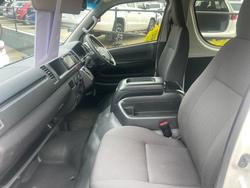 2017 Toyota
Hiace Commuter