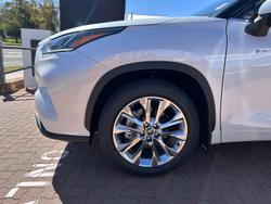 2025 Toyota
                Kluger Grande