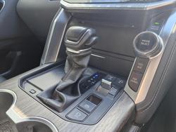 2022 Toyota
                Landcruiser VX