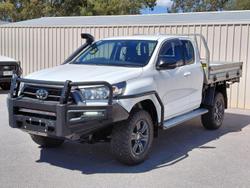 2022 Toyota
                Hilux SR