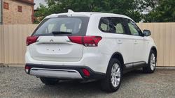 2021 Mitsubishi
Outlander ES
