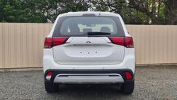 2021 Mitsubishi
Outlander ES