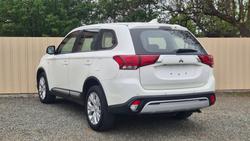2021 Mitsubishi
Outlander ES