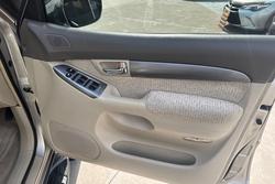 2004 Toyota
                Landcruiser GXL