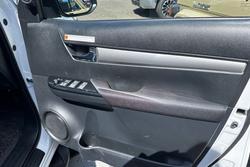 2025 Toyota Hilux SR5 48V