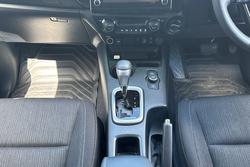 2025 Toyota Hilux SR5 48V