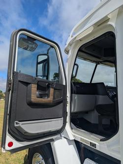 2018 Freightliner
Century Class CST112