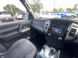 2017 Mitsubishi
Pajero GLX