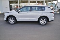2025 Mitsubishi Outlander ES