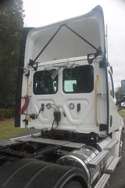 2024 Freightliner Cascadia 126 White