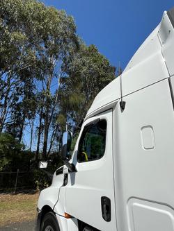 2025 Freightliner Cascadia 126 White