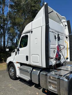 2025 Freightliner Cascadia 126 White