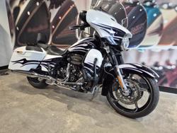2015 Harley-Davidson CVO Street Glide 110 (FLHXSE) CVO White