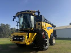 2015 New Holland Cr9.90 & Macdon D140 Rigid Draper Header 40Ft