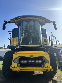 2015 New Holland Cr9.90 & Macdon D140 Rigid Draper Header 40Ft