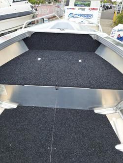 2025 QUINTREX 440 Busta