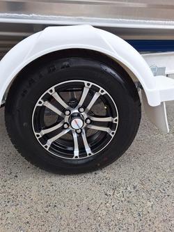 2025 QUINTREX 440 Busta