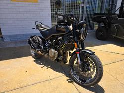 2022 HUSQVARNA SVARTPILEN 401 Black