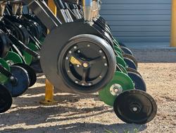 0 SERAFIN ULTISOW STPL 8M FOLDING LINKAGE BAR SINGLE DISC SEEDER NEW YELLOW