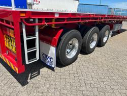 2025 CIMC 45' / 13.7M Flat Top B Trailer, In Brisbane Red