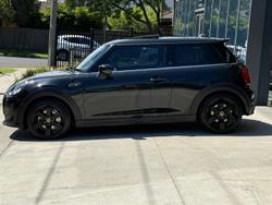 2022 MINI Hatch Cooper SE MINI Yours F56 LCI-2 Midnight Black II