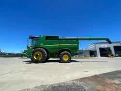 2017 John Deere S680 Combine & 640D Draper Front