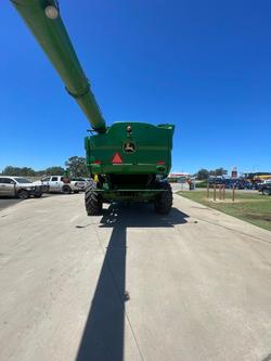 2017 John Deere S680 Combine & 640D Draper Front