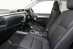 2025 Toyota Hilux SR5 48V