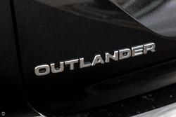 2025 Mitsubishi Outlander ES