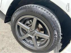 2017 Toyota Hilux Workmate TGN121R 4x2 Glacier White