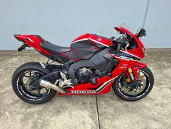 Honda CBR1000RR (fireblade)