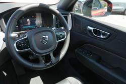 2022 Volvo XC60 B6 R-Design