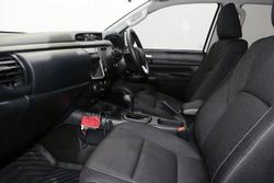 2025 Toyota Hilux SR