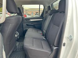 2025 Toyota Hilux SR5 48V