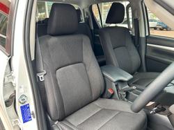 2025 Toyota Hilux SR5 48V