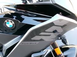 2025 BMW Motorrad F 900 XR TRIPLE BLACK Black storm metallic. (18-01)