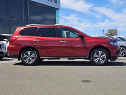 2017 Nissan Pathfinder ST-L