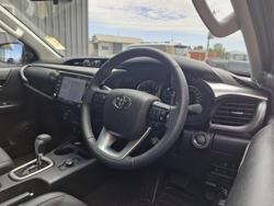 2025 Toyota Hilux SR5 48V