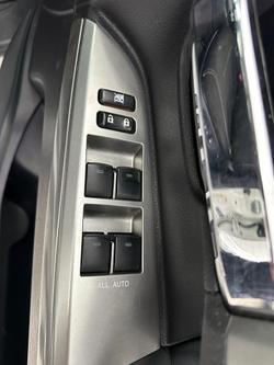 2012 Toyota Landcruiser Sahara VDJ200R MY10 4X4 Constant Glacier White