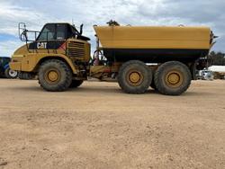 2005 Caterpillar 725