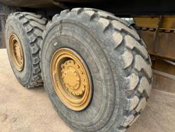 2005 Caterpillar 725