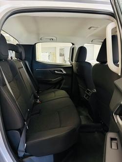 2024 Isuzu D-MAX 2024 Isuzu D-MAX 4x4 Crew Cab Chassis LSM 3.0L Automatic Mercury Silver (568)