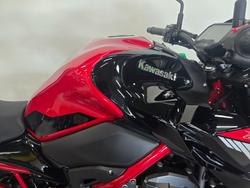 2024 Kawasaki Z900 (ZR900) Red