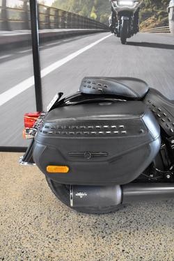 2018 Harley-davidson FLHC HERITAGE SOFTAIL CLASSIC VIVID BLACK