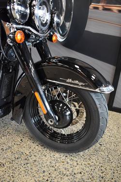 2018 Harley-davidson FLHC HERITAGE SOFTAIL CLASSIC VIVID BLACK